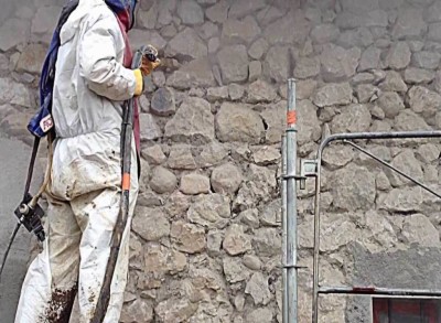 Nettoyage de façade par sablage en aérogommage - chantier Socatra